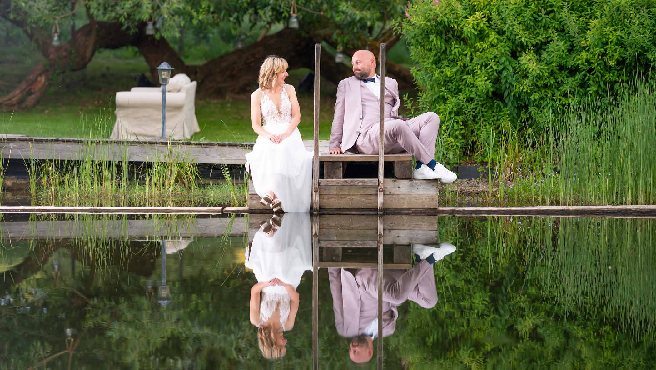 Fotografii-Valea-Verde-Cund Bride and Groom at a small lake